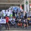Puluhan warga yang mengatasnamakan warga Desa Manggari Kecamatan Lebakwangi melakukan aksi unjuk rasa di depan Gedung Pendopo Kuningan